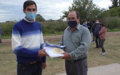 LA DELEGACIÓN DE BERUTI RECIBIÓ NUEVAS BANDERAS NACIONAL Y PROVINCIAL