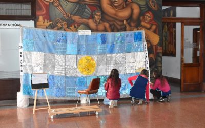 ESTÁ EN EXPOSICIÓN EN EL HALL DEL MUNICIPIO UNA BANDERA ARGENTINA CONFECCIONADA POR LAS FAMILIAS DEL JARDÍN MUNICIPAL “TRAVESURAS”
