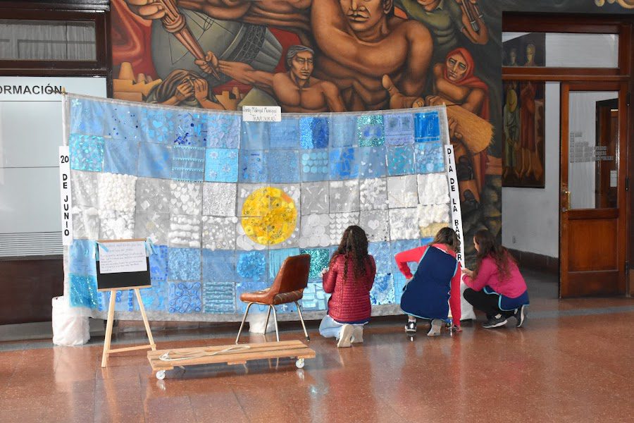 ESTÁ EN EXPOSICIÓN EN EL HALL DEL MUNICIPIO UNA BANDERA ARGENTINA CONFECCIONADA POR LAS FAMILIAS DEL JARDÍN MUNICIPAL “TRAVESURAS”