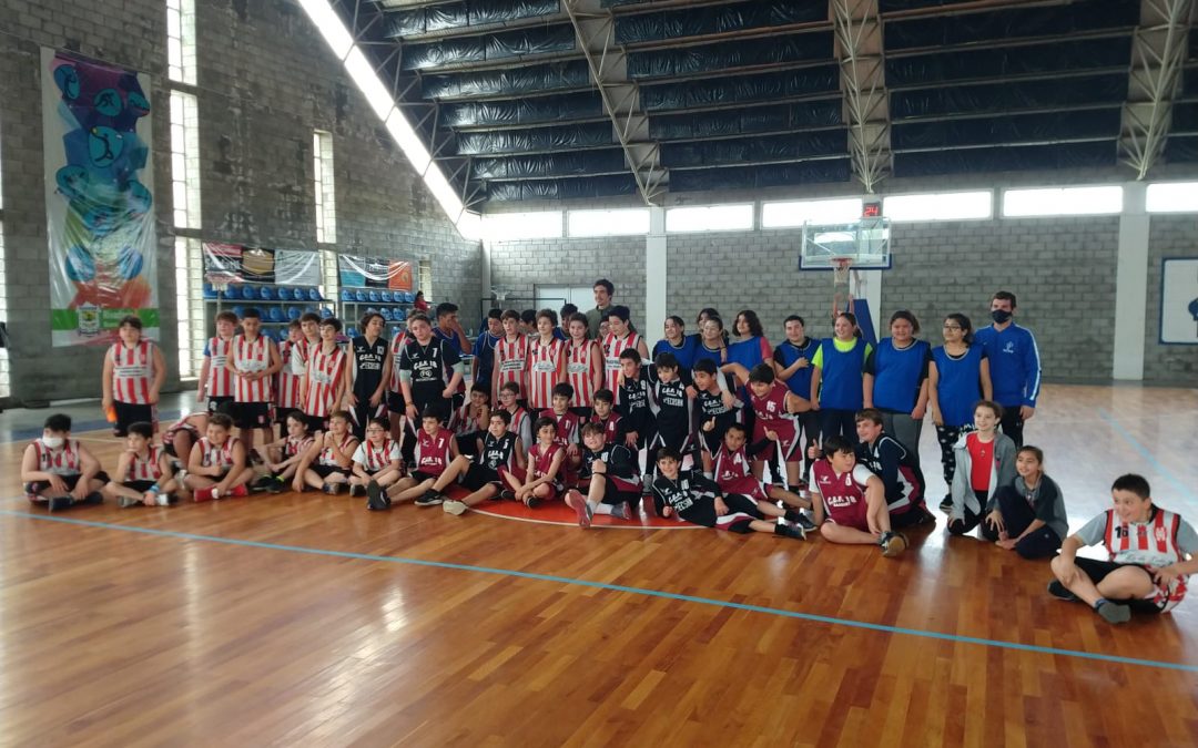 LOS CHICOS DE LA ESCUELA DE BÁSQUET DEL MUNICIPIO COMPITIERON CON SUS PARES DEL CLUB ATLÉTICO Y EL CEF Nº 45 DE RIVADAVIA