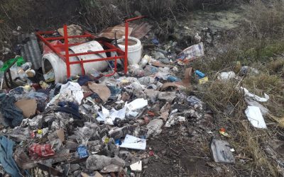 EL MUNICIPIO REALIZA TAREAS DE LIMPIEZA EN EL CANAL UBICADO DETRÁS DE LA FÁBRICA TRELAU: SE SACARON HASTA CAMAS Y COLCHONES