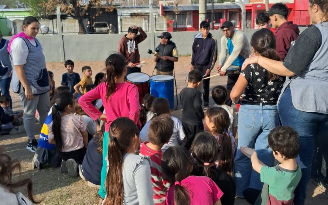 LA BATUCADA DEL PROGRAMA ENVIÓN PARTICIPÓ DE UN ENCUENTRO EDUCATIVO EN INSTALACIONES DEL CEC Nº 802
