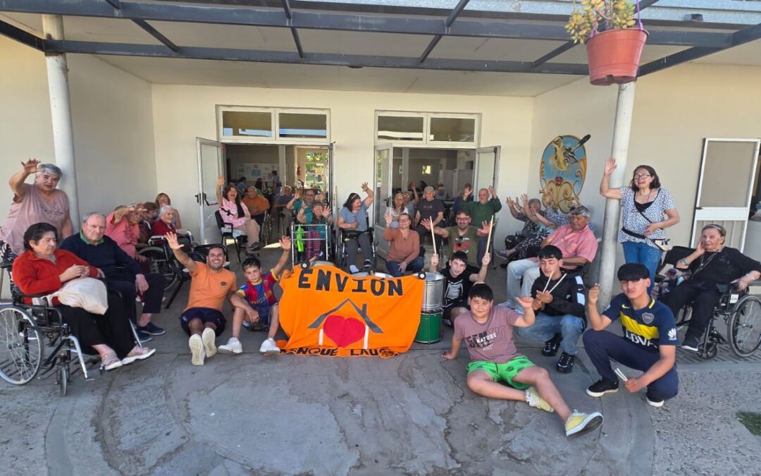 LA BATUCADA DEL PROGRAMA ENVIÓN COMPARTIÓ UNA TARDE DE MÚSICA Y ALEGRÍA CON LOS RESIDENTES DEL HOGAR CASTELLA