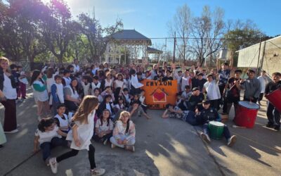LA BATUCADA DEL PROGRAMA ENVIÓN Y LOS CHICOS DE LA ESCUELA Nº 2 CELEBRARON EL DÍA DEL MAESTRO CON UNA JORNADA ESPECIAL