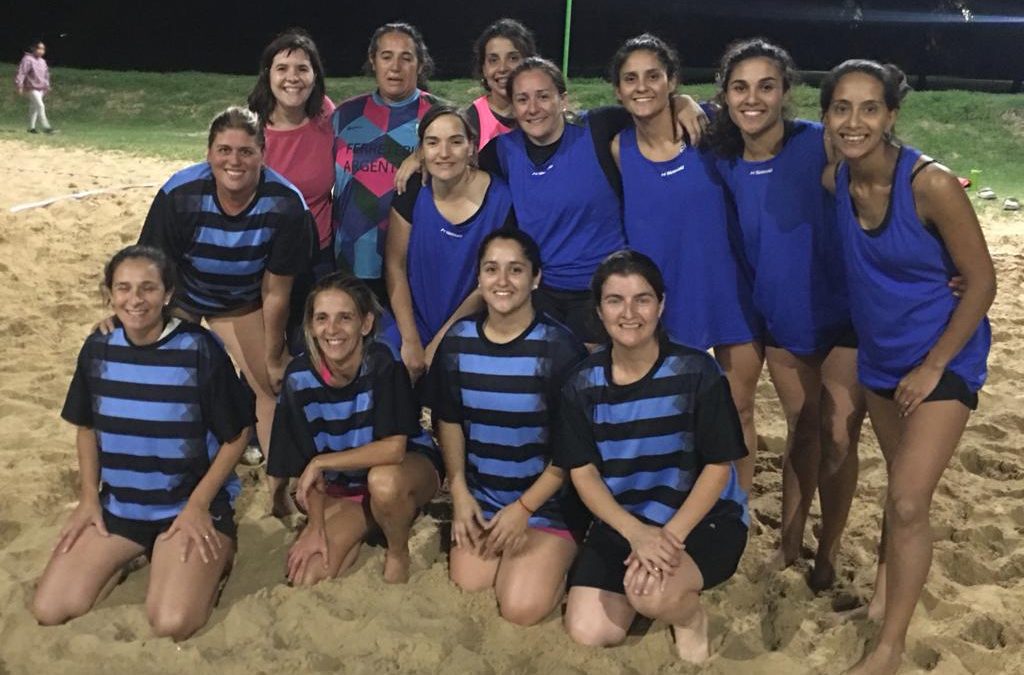 OLIMPÍADAS DEL REENCUENTRO Y LA JUVENTUD: TRIUNFOS DE EN TODAS PRENDIDAS, LAS LECHUZAS Y CLAVÍCULAS EN LA PRIMERA FECHA DEL BEACH HÁNDBOL