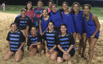 OLIMPÍADAS DEL REENCUENTRO Y LA JUVENTUD: TRIUNFOS DE EN TODAS PRENDIDAS, LAS LECHUZAS Y CLAVÍCULAS EN LA PRIMERA FECHA DEL BEACH HÁNDBOL