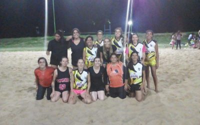 VICTORIAS DE LAS MOLLEJAS, LAS LECHUZAS Y GAVIOTAS EN EL TORNEO DE HÁNDBOL BEACH FEMENINO DE LAS OLIMPÍADAS DEL REENCUENTRO Y LA JUVENTUD