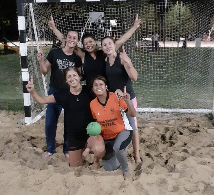 OLIMPÍADAS DEL REENCUENTRO Y LA JUVENTUD: LAS LECHUZAS SE CONSAGRARON CAMPEONAS DEL CERTAMEN DE BEACH HÁNDBOL FEMENINO