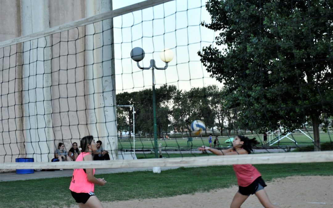 OLIMPÍADAS DEL REENCUENTRO Y LA JUVENTUD: BUEN ARRANQUE PARA EL BEACH VÓLEY FEMENINO EN EL POLIDEPORTIVO MUNICIPAL