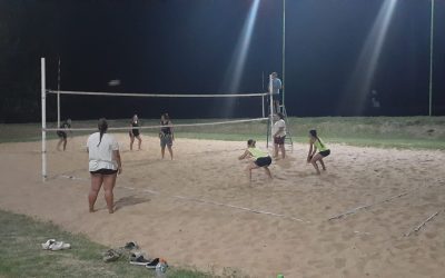 OLIMPÍADAS DEL REENCUENTRO Y LA JUVENTUD: TRIUNFOS DE LAS MORITAS Y VIKINGAS EN LAS SEMIFINALES DEL BEACH VÓLEY FEMENINO