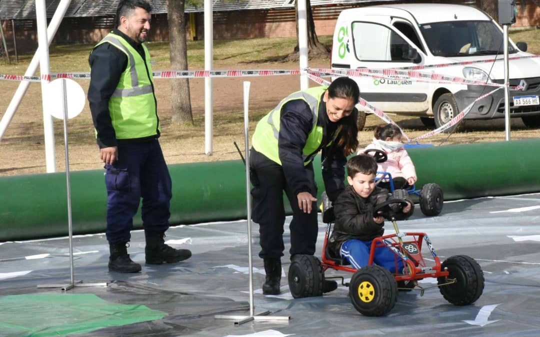PROTECCIÓN CIUDADANA LLEVÓ LA PISTA VIAL AL JARDÍN Nº 915 PARA ENSEÑAR NORMAS DE BUEN COMPORTAMIENTO