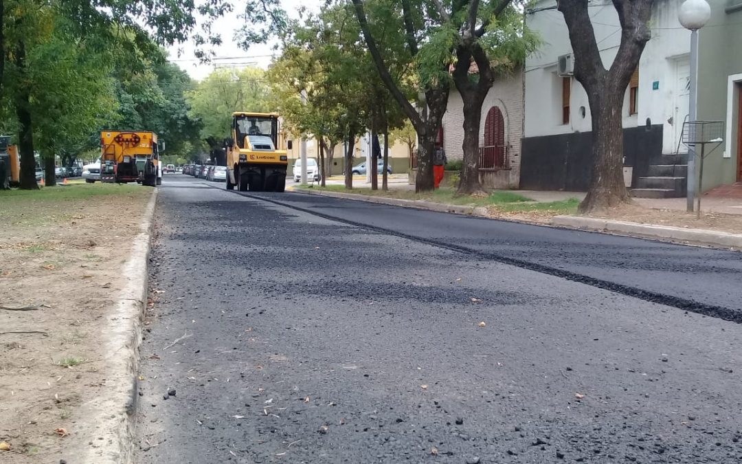 EL MUNICIPIO TERMINÓ LA PAVIMENTACIÓN EN CALLE BELGRANO, ENTRE CASTELLI Y PASO, Y RETOMÓ LAS TAREAS EN EL BARRIO DE ARGENTINO