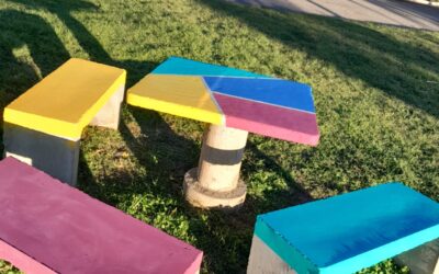 BERUTI: ALUMNOS Y DOCENTES DE LA ESCUELA MUNICIPAL PINTARON LOS BANCOS Y MESAS DE LA PLAZOLETA SANTA CLOTILDE