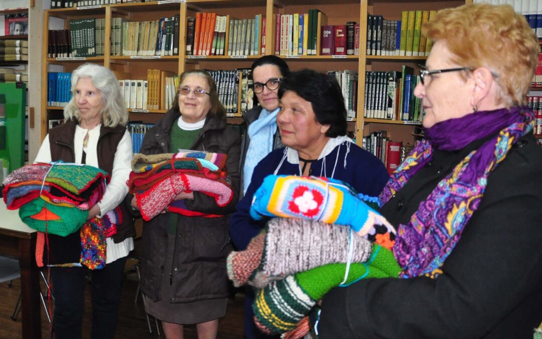 Se entregaron las mantas donadas por la Biblioteca