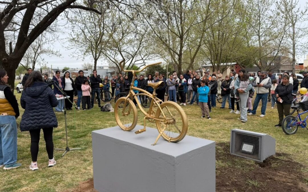 30 DE AGOSTO TIENE SU BICICLETA DORADA, UN SÍMBOLO DE ESPERANZA, ACOMPAÑAMIENTO Y CONCIENCIA SOBRE EL CÁNCER INFANTIL