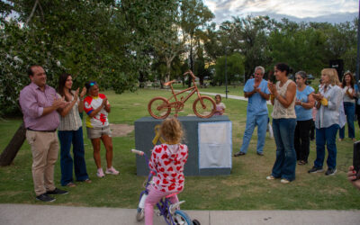 SE INAUGURÓ LA BICICLETA DORADA EN EL PARQUE MUNICIPAL, UN SÍMBOLO DE LA LUCHA CONTRA EL CÁNCER INFANTIL