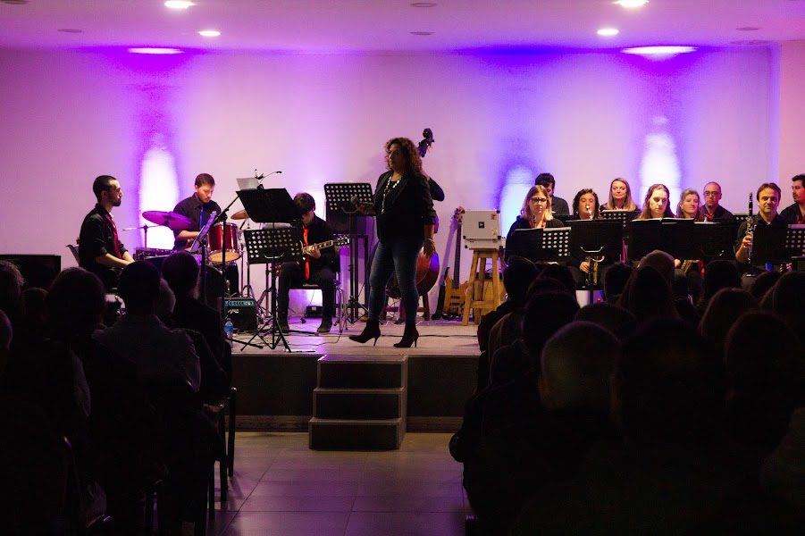 LA BIG BAND DE LA ESCUELA MUNICIPAL DE MÚSICA SE PRESENTÓ AYER (DOMINGO) ANTE UN PÚBLICO QUE ACOMPAÑÓ Y DISFRUTÓ DE LA PROPUESTA