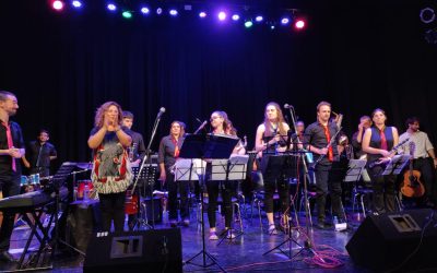 LA BIG BAND DE LA ESCUELA MUNICIPAL DE MÚSICA, A BENEFICIO, CON ARTISTAS INVITADOS Y UN AMPLIO REPERTORIO QUE LEVANTÓ AL PÚBLICO DE SUS BUTACAS