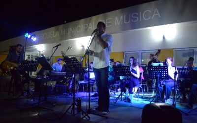 LA BIG BAND SE PRESENTÓ EN LA EXPLANADA DE LA ESCUELA MUNICIPAL DE MÚSICA CON BUEN ACOMPAÑAMIENTO DEL PÚBLICO