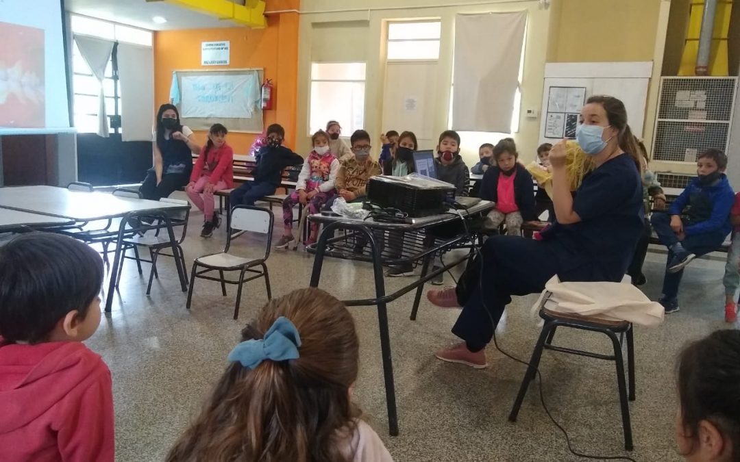 SALUD COMUNITARIA BRINDÓ EN EL CEC Nº 802 DOS TALLERES DE SALUD BUCAL A ALUMNOS Y ALUMNAS DE LOS DISTINTOS NIVELES