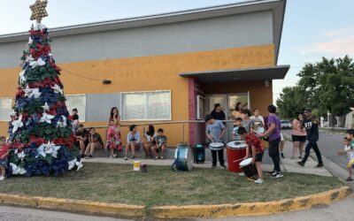 EL BARRIO ESPERANZA ENCENDIÓ SU ARBOLITO NAVIDEÑO HECHO CON BOTELLAS RECICLADAS