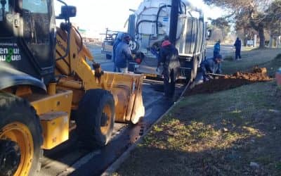 DEBIDO A UNA ROTURA EN LA CAÑERÍA DE DESAGUES CLOACALES, SERVICIOS PUBLICOS REALIZÓ UN BY PASS ENCALLE LAGOS AL 500