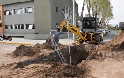 EL MUNICIPIO ESTÁ TRABAJANDO EN LA REPARACIÓN DE UN CRUCE DE LA RED DE CLOACAS EN LA ESQUINA DE BELGRANO Y CASTELLI
