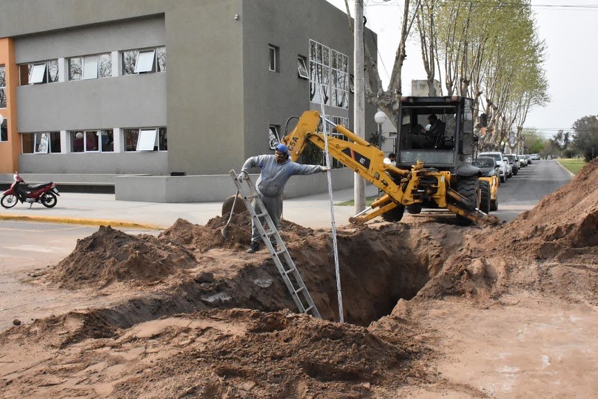 EL MUNICIPIO ESTÁ TRABAJANDO EN LA REPARACIÓN DE UN CRUCE DE LA RED DE CLOACAS EN LA ESQUINA DE BELGRANO Y CASTELLI