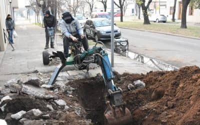 EL MUNICIPIO AVANZA EN LOS TRABAJOS DE REPARACIÓN DE LA RED CLOACAL EN CALLE PELLEGRINI, ENTRE BELGRANO Y DORREGO