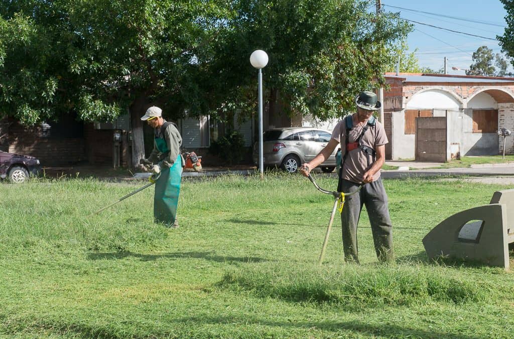 El Municipio intensificó el corte de pasto en distintos puntos de la ciudad