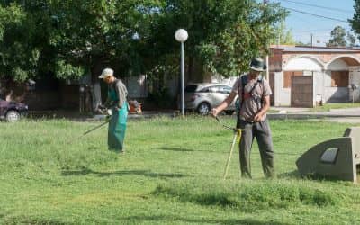 El Municipio intensificó el corte de pasto en distintos puntos de la ciudad