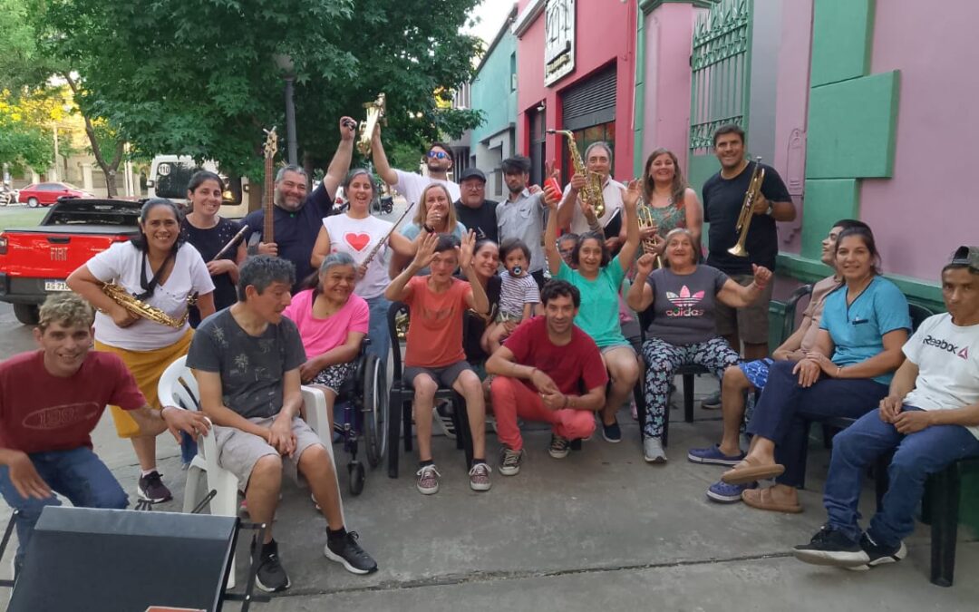 LA BANDA MUNICIPAL “LUIS PEREGO” OFRECIÓ UN CONCIERTO DIDÁCTICO PARA LOS RESIDENTES DEL HOGAR CUMEN CHE