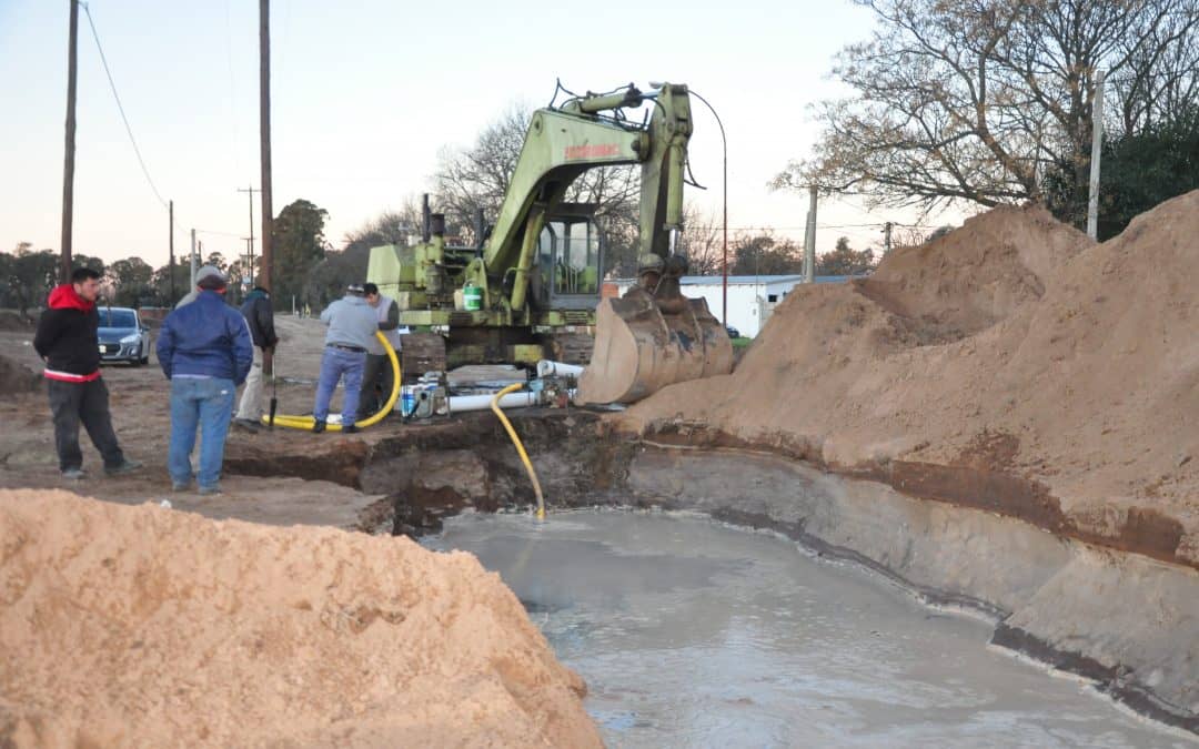 Continúan los trabajos de reparación de un caño de agua en la calle Llorens