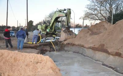 Continúan los trabajos de reparación de un caño de agua en la calle Llorens