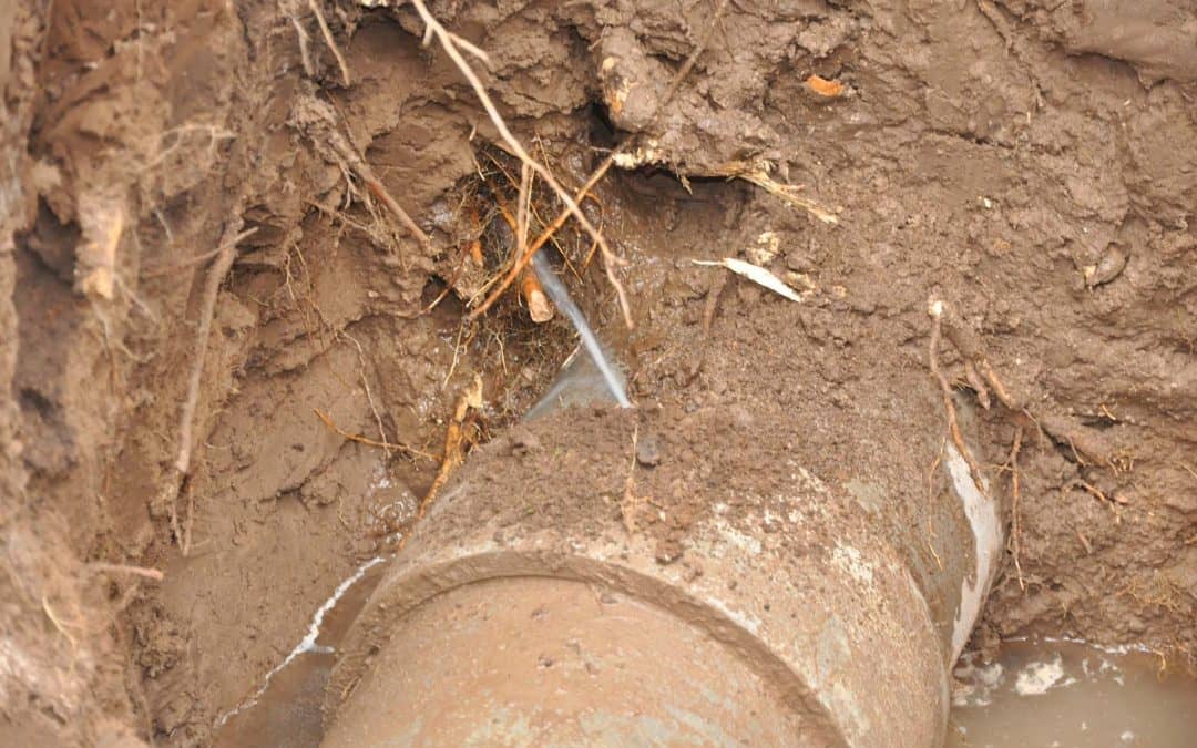 DURANTE LA NOCHE EL MUNICIPIO REPARÓ UN CAÑO TRONCAL DE LA RED DE AGUA Y ESTA MAÑANA TEMPRANO SE RESTABLECIO EL SERVICIO