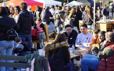 “CAFÉ A LA PLAZA”: MUCHAS FAMILIAS Y GRUPOS DE AMIGOS/AS COMPARTIERON LA TARDE Y COSAS RICAS EN UNA GRAN CONFITERÍA AL AIRE LIBRE