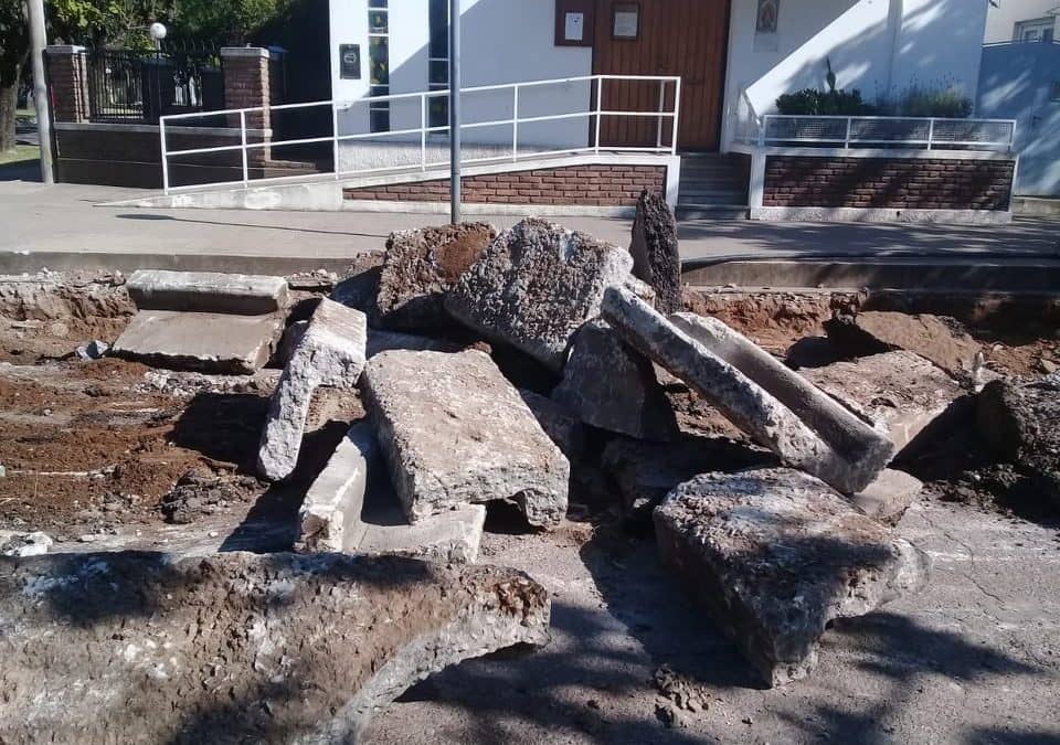 INFRAESTRUCTURA AVANZA EN OBRAS EN DISTINTOS SECTORES DE LA CIUDAD: ASFALTO, CORDONES Y PERFILADO DE UN CANAL