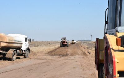 EL MUNICIPIO TRABAJA EN EL CAMINO DE ACCESO A LA COLONIA MARTÍN FIERRO PARA DAR UNA SOLUCIÓN DEFINITIVA A LOS PROBLEMAS DE ANEGAMIENTO