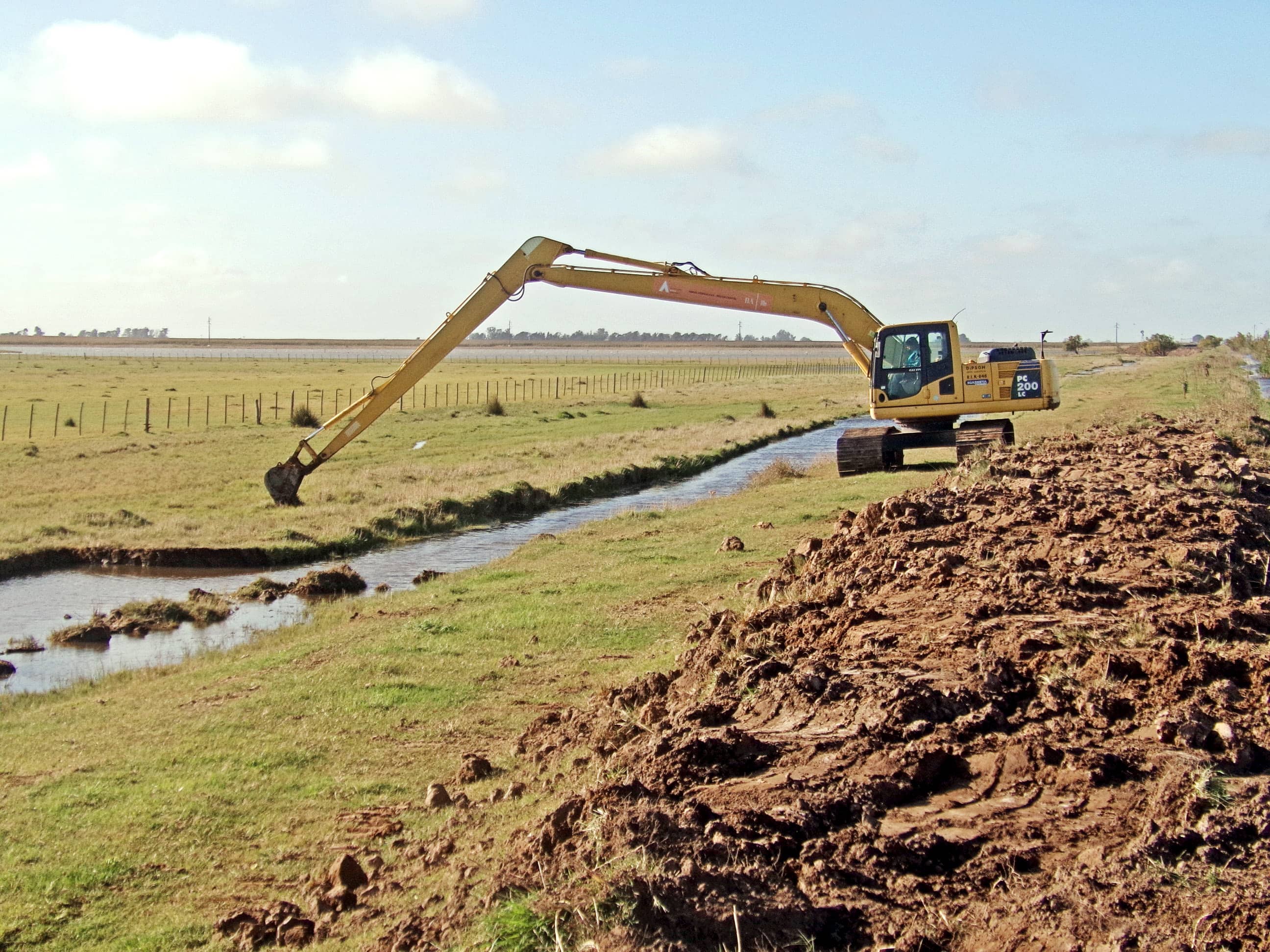 Trabajos en el canal y el camino real