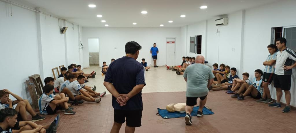 DEFENSA CIVIL MUNICIPAL DIO UN TALLER DE PRIMEROS AUXILIOS CON TÉCNICAS DE RCP A LAS DIVISIONES INFERIORES DEL CLUB LAS GUASQUITAS
