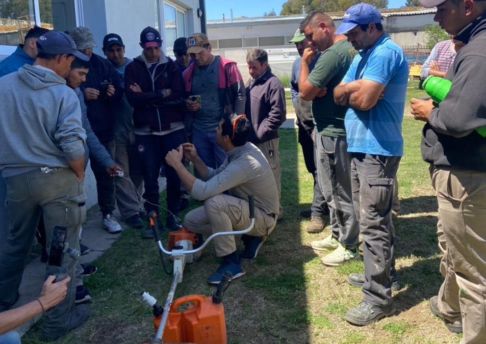 PERSONAL DE ESPACIOS VERDES RECIBIÓ UNA CAPACITACIÓN TEÓRICO -PRÁCTICA SOBRE EL MANTENIMIENTO DE LAS HERRAMIENTAS QUE USAN