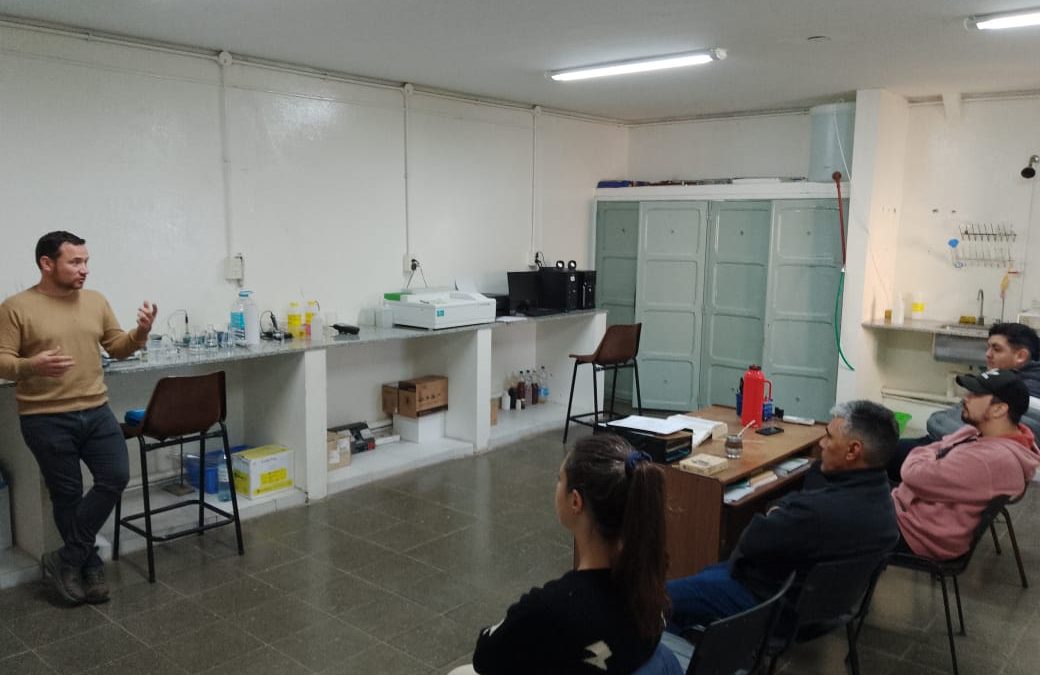 PERSONAL MUNICIPAL SE CAPACITÓ EN MUESTREO Y ANÁLISIS DE AGUA, MIENTRAS SE AVANZA CON LA PUESTA A PUNTO DEL LABORATORIO Y CENTRAL DE MONITOREO