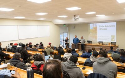 AMPLIA PRESENCIA EN LA CAPACITACIÓN SOBRE PODA DE ÁRBOLES CON EL AULA MAGNA COLMADA EN EL POLO CIENTÍFICO TECNOLÓGICO