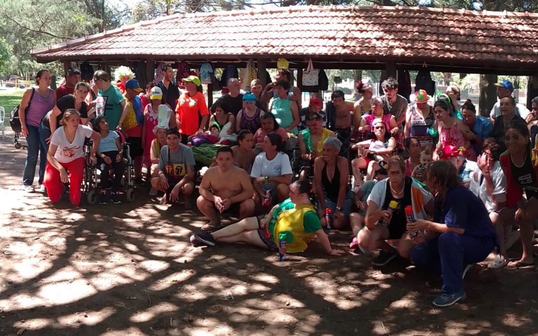 EL CUMEN CHE Y CENTRO DE DÍA CERRARON LAS ACTIVIDADES DE VERANO CON UN ALMUERZO Y A PURA FIESTA EN UNA TARDE DE CARNAVAL