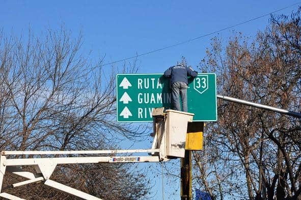 El Municipio reacondicionó carteles de señalización vial