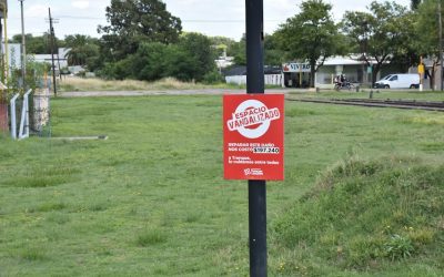 EL MUNICIPIO LANZÓ UNA CAMPAÑA CON CARTELERÍA PARA CONCIENTIZAR SOBRE LA IMPORTANCIA DE CUIDAR LOS ESPACIOS VERDES Y EVITAR ACTOS DE VANDALISMO