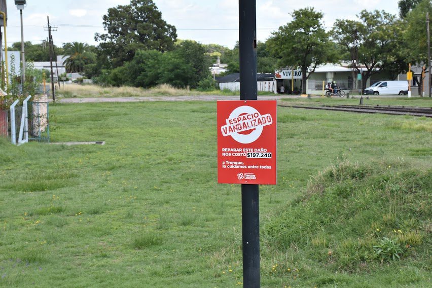 EL MUNICIPIO LANZÓ UNA CAMPAÑA CON CARTELERÍA PARA CONCIENTIZAR SOBRE LA IMPORTANCIA DE CUIDAR LOS ESPACIOS VERDES Y EVITAR ACTOS DE VANDALISMO