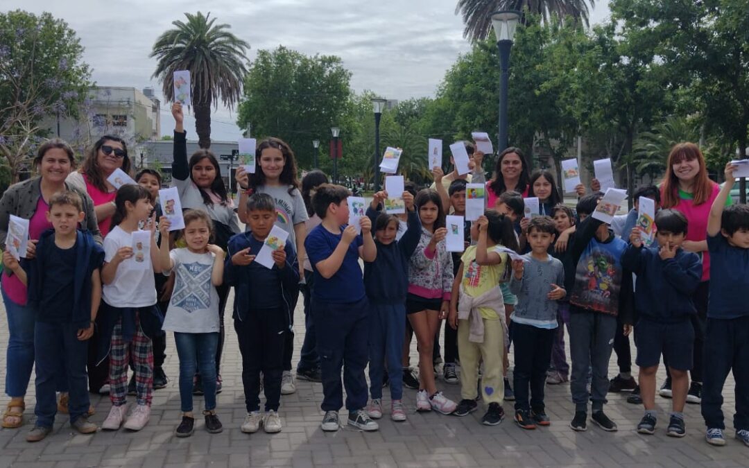 ACTIVIDAD PARA REFLEXIONAR EN CASA DEL NIÑO CON ENTREGA DE FOLLETOS A LOS VECINOS/AS PARA CONMEMORAR EL DÍA DE LOS DERECHOS DEL NIÑO/A