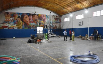 CONTINÚAN LAS TAREAS PARA MEJORAR EL GIMNASIO DE LA CASA DEL NIÑO Y SE RESTAURA EL MURAL “EL HOGAR” REALIZADO EN 2001