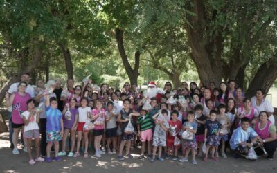 PAPÁ NOEL Y EL GRUPO DE LA COOPERADORA VISITARON CASA DEL NIÑO Y REPARTIERON GOLOSINAS